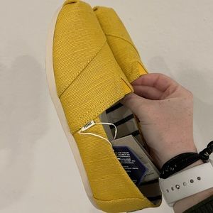 TOMS brand new with tags yellow alpargatas